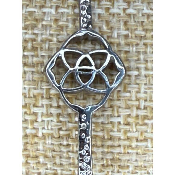 Kendra Scott Silver-Tone Textured Bangle Bracelet With Geometric Centerpiece - Picture 3 of 7